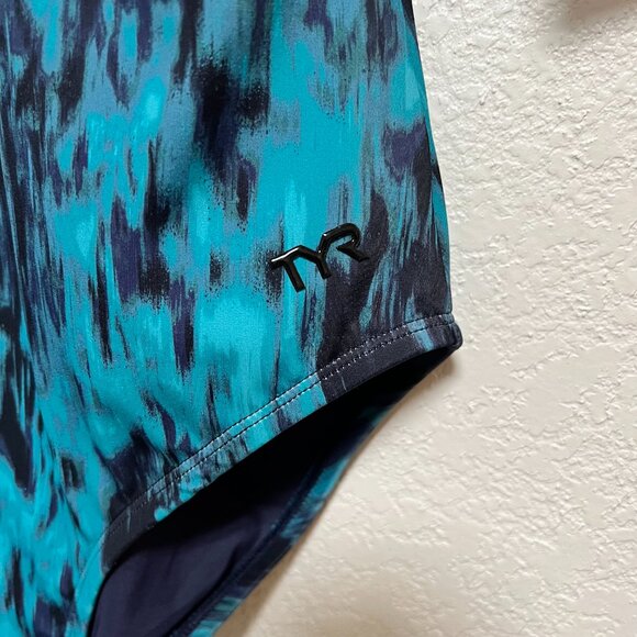 NWT TYR One Piece Swimsuit Green Removable Cups Size M - Picture 4 of 6